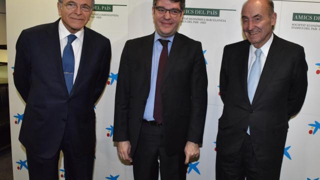 Isidro Fainé (i), Álvaro Nadal (c) y Miquel Roca en el acto hoy del Cercle Financer de La Caixa en Barcelona / CG