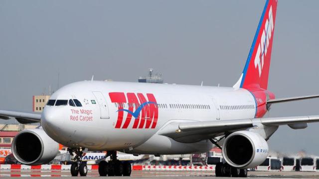 Un avión de TAM, en el aeropuerto de Madrid-Barajas