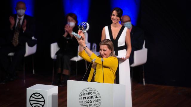 La escritora Eva García Sáenz de Urturi sostiene el Premio Planeta / EP