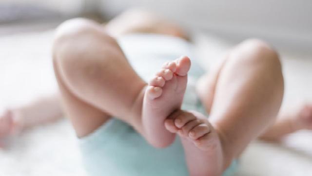 Bebé con pañales