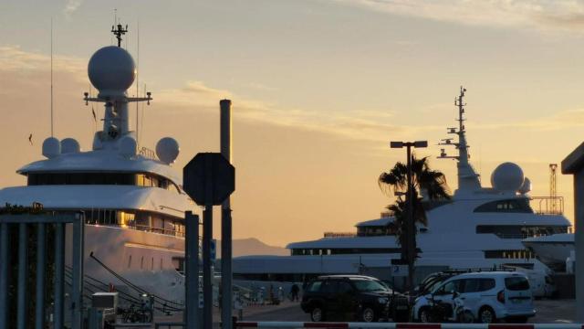 El yate Ilona, izquierda, y el yate Naia, derecha, en el puerto de Vilanova /CD