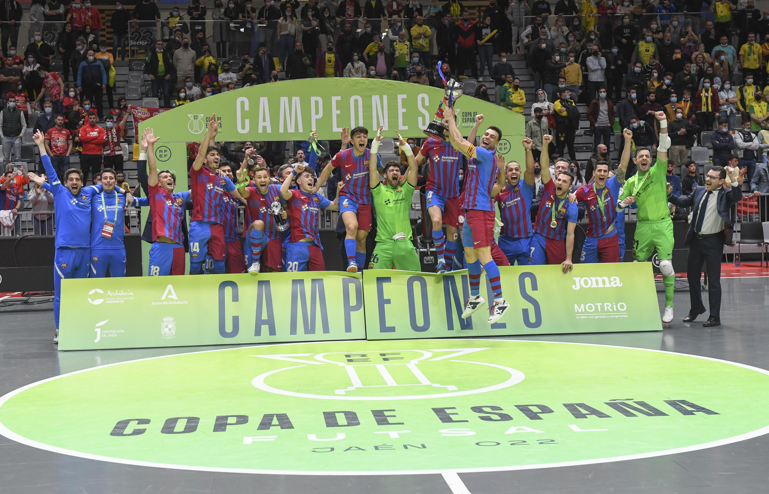 Jugadroes del Barça de fútbol sala celebrando la victoria FCB