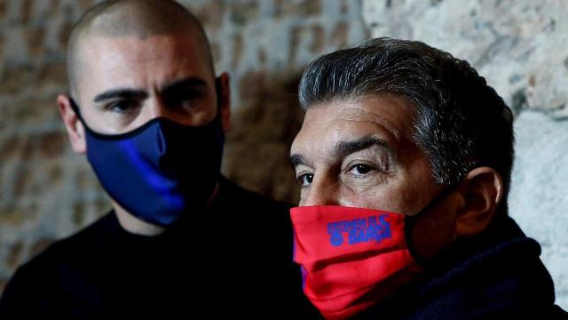 Joan Laporta con Víctor Valdés / EFE