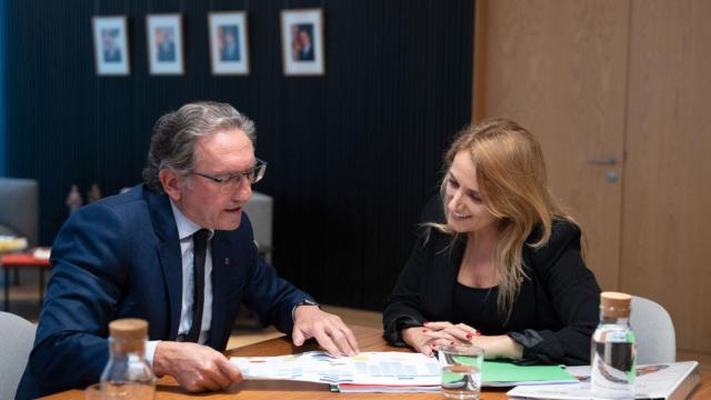 Jaume Giró, exconsejero de Economía, con la nueva titular, Natàlia Mas / EP