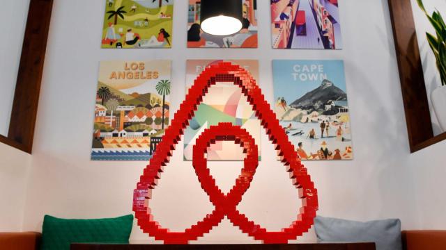 Logo de Airbnb, portal al que el Govern ordenó bloquear los anuncios turísticos ilegales / EUROPA PRESS