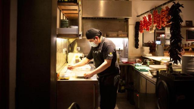 Imagen del trabajador de un restaurante en Barcelona / EP