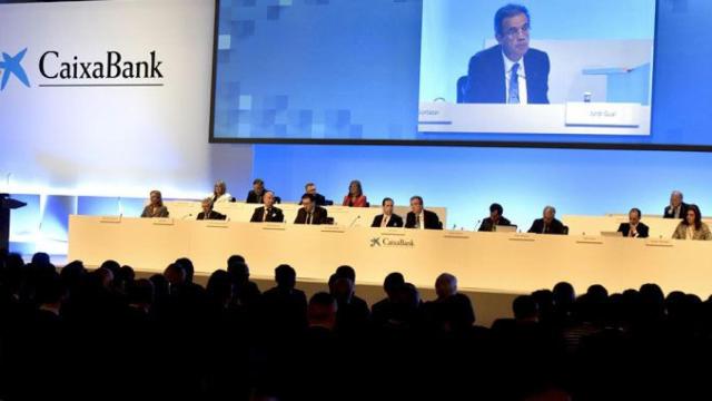 Imagen de archivo de la pasada junta de accionistas de Caixabank, entidad que se sumó a la fuga de empresas y cuyo encuentro tendrá lugar este año en Valencia / CAIXABANK