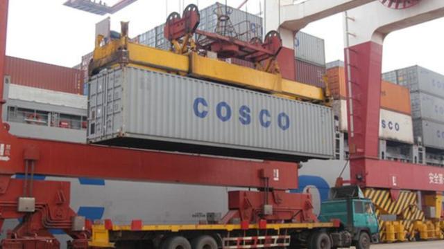 Un contenedor de Cosco, una de las grandes empresas del sector, en una terminal de estiba en un puerto español / EFE