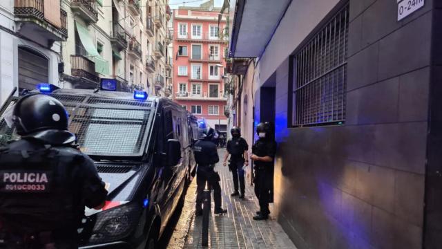 Efectivos de Mossos durante el desalojo de los okupas en la calle de Hortes, Poble Sec / MOSSOS