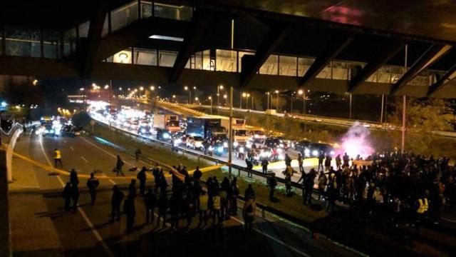 Imagen de los CDR cortando la C-58 en los dos sentidos de la marcha en Barcelona / CG