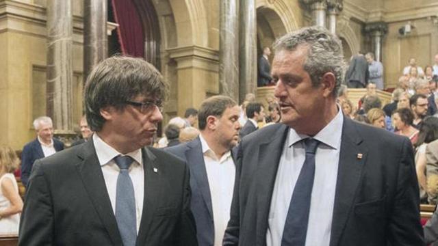 El presidente de la Generalitat, Carles Puigdemont, con el consejero de Interior, Joaquim Forn, en el pleno en memoria de las víctimas de los atentados celebrado este viernes en el Parlament / EFE