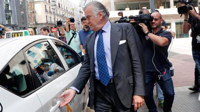 El extesorero del PP Luis Bárcenas, a su salida de su comparecencia ante la comisión de investigación de la supuesta financiación ilegal del PP en el Congreso de los Diputados / EFE