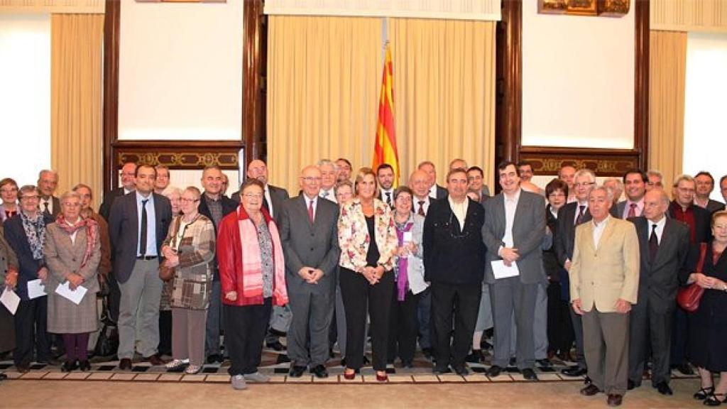 La presidenta del Parlamento autonómico con representantes de las 55 entidades católicas que se adhieren al Pacto Nacional por el Derecho a Decidir