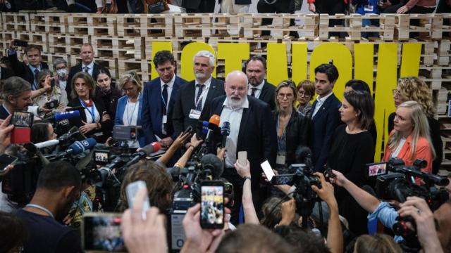 Miembros de los medios de comunicación escuchan a Frans Timmermans (C), vicepresidente de la Comisión Europea y responsable del Pacto Verde Europeo, en la Conferencia de las Naciones Unidas sobre el Cambio Climático de 2022 (COP27), en Sharm El-Sheikh, Egipto / EFE
