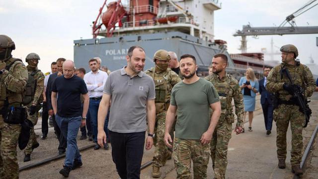 El presidente de Ucrania, Volodímir Zelensky (c), en el puerto de Odesa de donde este lunes ha salido el primer cargamento de grano para exportar / EFE - EPA - UKRAINIAN PRESIDENTIAL PRESS SERVICE