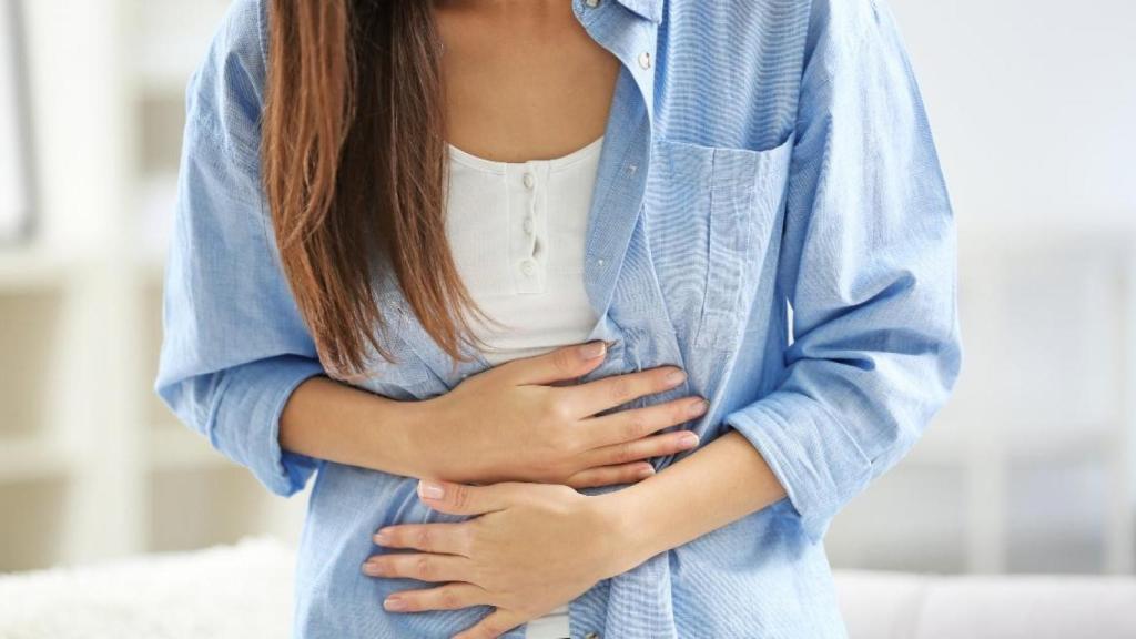 Una mujer sufre endometriosis, la enfermedad que puede afectar la fertilidad femenina / EP