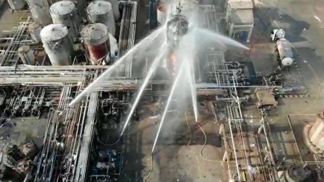 Imagen del incendio originado al explotar un tanque de propileno en IQOXE, en 2020