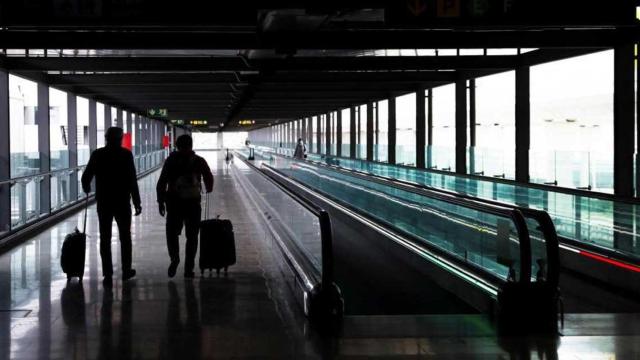 Imagen de archivo de dos personas dispuestas a viajar en un aeropuerto