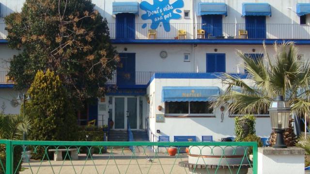 Entrada del centro Llar de l'Hotel Maricel, en Canet de Mar, intervenido por Salut / MARICEL