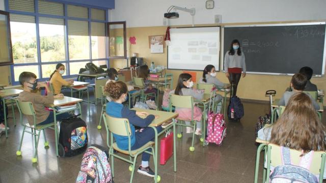 Alumnos en una clase de primaria / EP