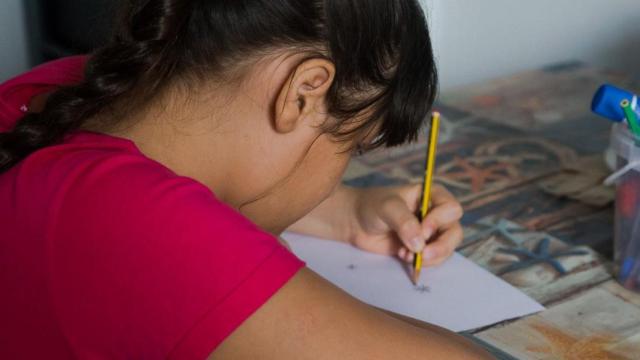 Una niña dibuja en su casa durante la pandemia / PABLO MARTÍN-SAVE THE CHILDREN