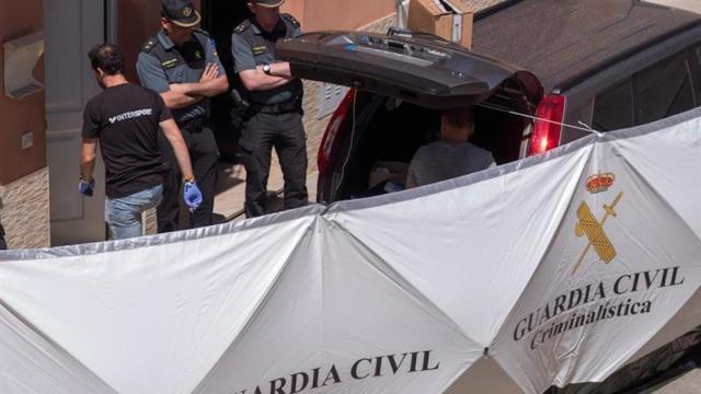 Agentes de la Guardia Civil en la vivienda donde hoy un hombre ha matado supuestamente a su pareja / EFE
