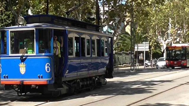 El histórico Tramvia Blau en un viaje hacia el Tibidabo