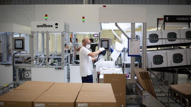 Un trabajador de Wallbox / EP