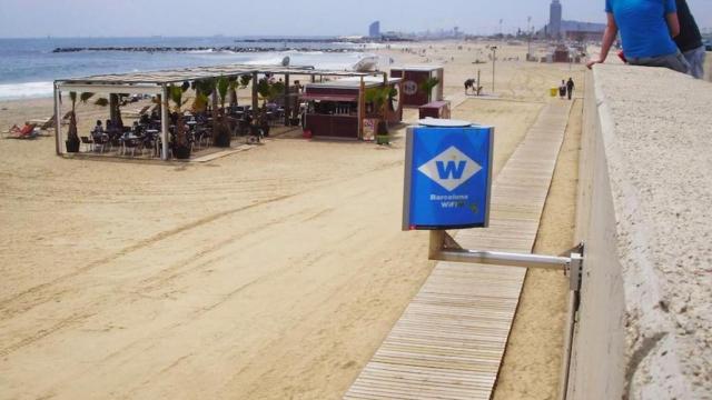 Imagen de un poste de wifi pública en Barcelona / CG