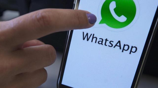 La aplicación WhatsApp en un teléfono móvil / EFE