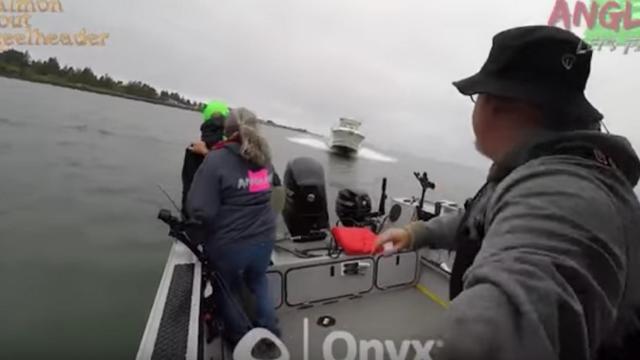 Los pescadores saltan al agua minutos antes de la colisión