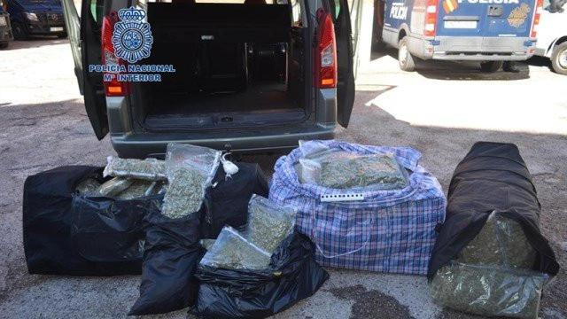 La Polícia Nacional incautando los 70 kg de marihuana / Polícia Nacional