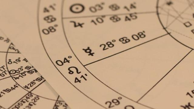 Carta astral con los signos zodiacales del horóscopo que se consulta con estas apps / MiraCosic en PIXABAY