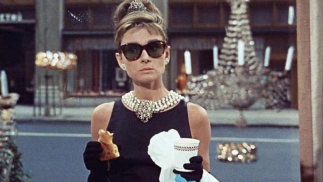Audrey Hepburn en la película 'Desayuno con diamantes' / PARAMOUNT PICTURES