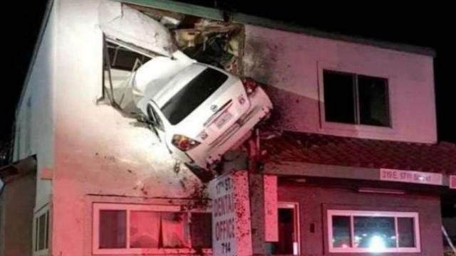 El coche acabó en la segunda planta de una casa situada en la carretera