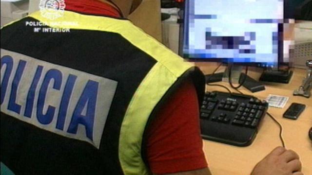 Un policía examina ficheros de pornografía infantil en una imagen de archivo / EFE