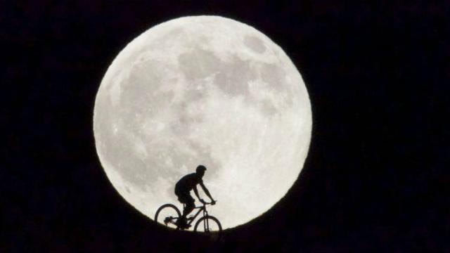 La superluna de agosto de 2015 en Valencia / EFE
