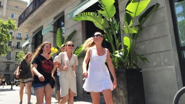 Turistas ante el Cecconi's, el restaurante del Soho House Barcelona, donde ha estallado el conflicto / CG