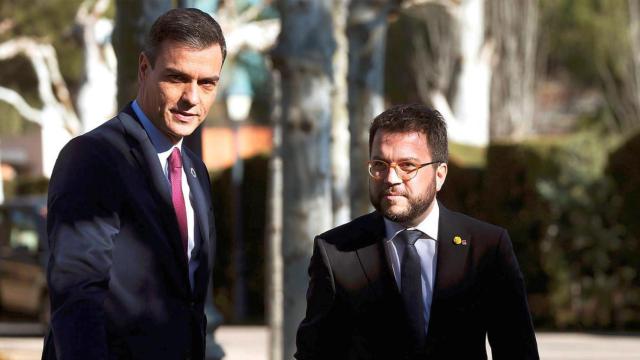 El presidente del Gobierno, Pedro Sánchez, y el presidente de la Generalitat, Pere Aragonès, que dispone de fondos estatales Covid y la flexibilización del déficit / EFE