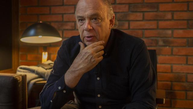 Enrique Krauze pensativo durante la entrevista con Crónica Global / LENA PRIETO