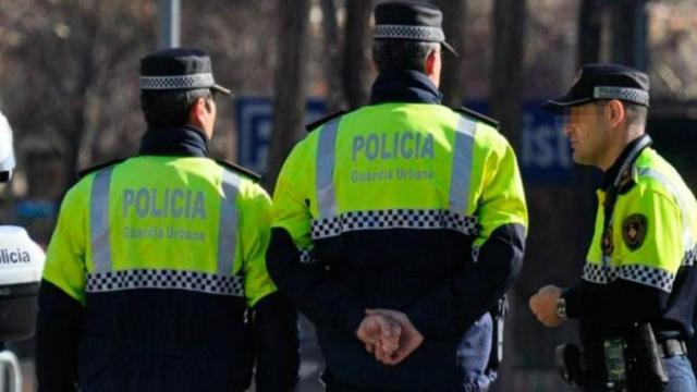 Agentes de la Guardia Urbana patrullando una calle de Barcelona / CG