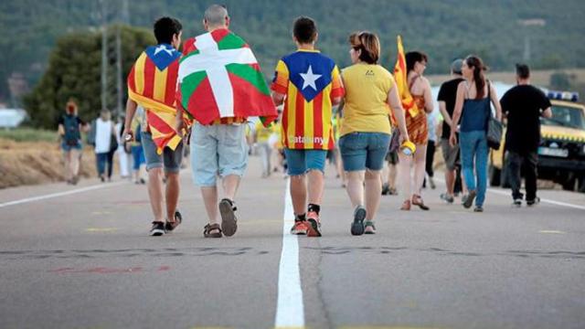 Aspecto de la manifestación convocada por la ANC y Omnium en los accesos al centro penitenciario Lledoners / EFE