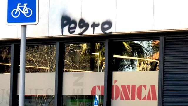 Pintadas en la fachada de la redacción de 'Crónica Global', en un nuevo acto vandálico / CG
