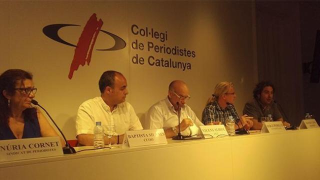 Miembros de UGT, CCOO, Intersindical – CSC, IAC, CGT y del sindicato de periodistas de Cataluña durante la presentación del manifiesto por la república / CG