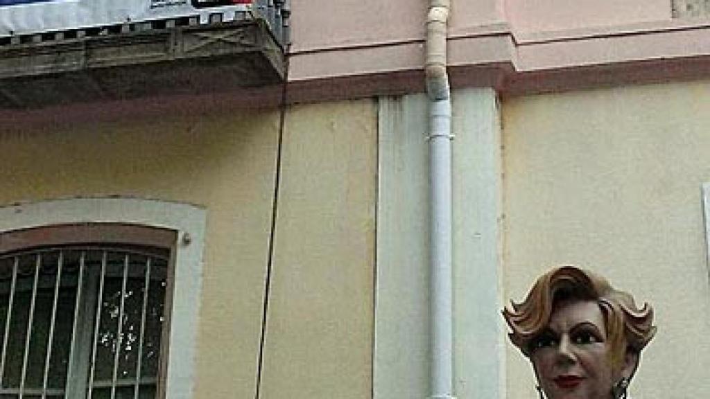 La 'estelada', en uno de los gigantes de las Fiestas de Sants