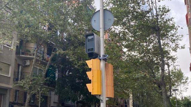 Uno de los 17 nuevos radares de tráfico instalados en la ciudad de Barcelona / EUROPA PRESS