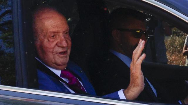 El rey Juan Carlos saluda a su llegada este lunes al Palacio de la Zarzuela de Madrid / EFE