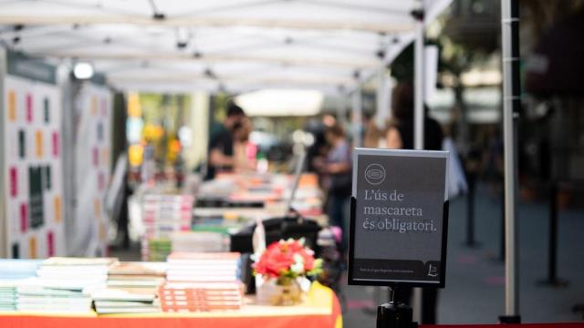 Una parada de flores y libros en el Sant Jordi del Covid-19 / EUROPA PRESS