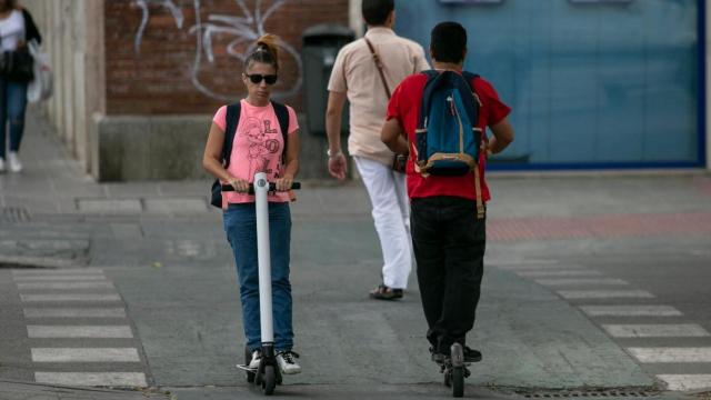 Personas circulando por el carril bici en transporte eléctrico individual / ARCHIVO