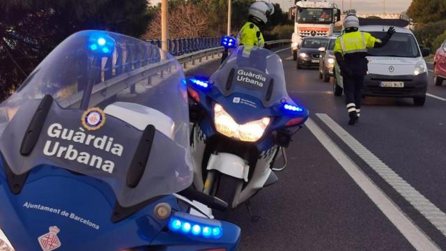 Agentes de la Guardia Urbana de Barcelona desvían el tráfico en la Ronda de Dalt / TWITTER